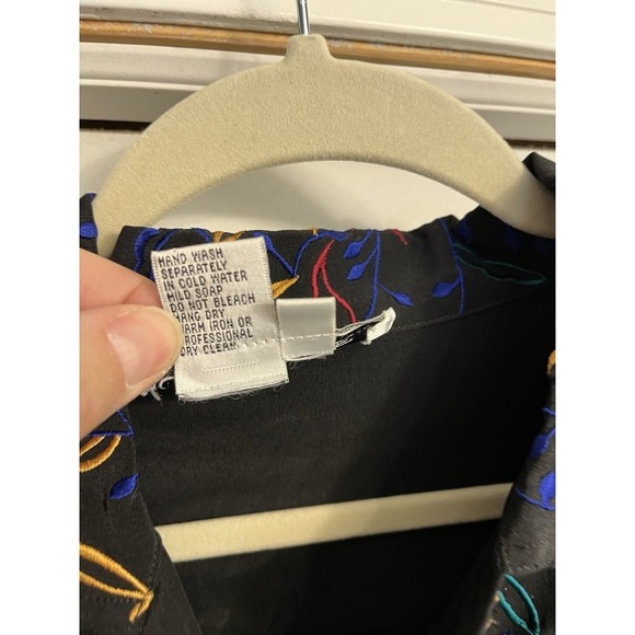 Vtg Womens 100% Silk Floral Embroidered‎ button front Blouse Black Sz Small - Picture 4 of 9